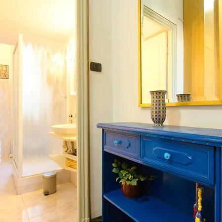1 Bedroom Nice Apartment In Genova 아파트